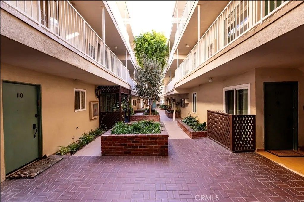 Photo of 5320 Zelzah Avenue #314, Encino, CA 91316 (MLS # SR26032601)