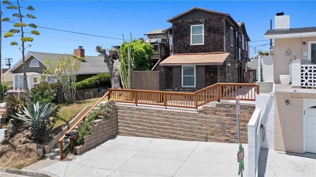 222 Wave Street