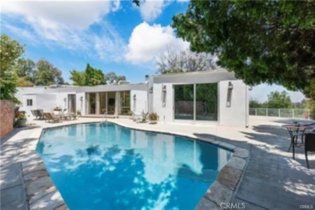 Photo of 5353 SHIRLEY Avenue, Tarzana, CA 91316 (MLS # SR26031126)