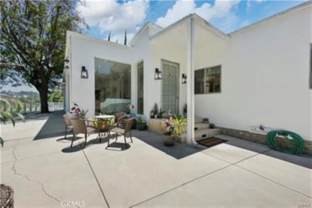 Photo of 5353 SHIRLEY Avenue, Tarzana, CA 91316 (MLS # SR26031126)