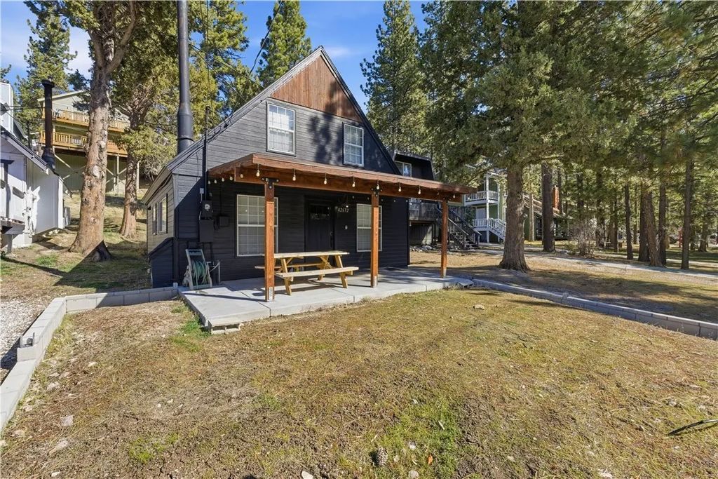 Photo of 42672 Cougar Road, Big Bear Lake, CA 92315 (MLS # HD26036369)