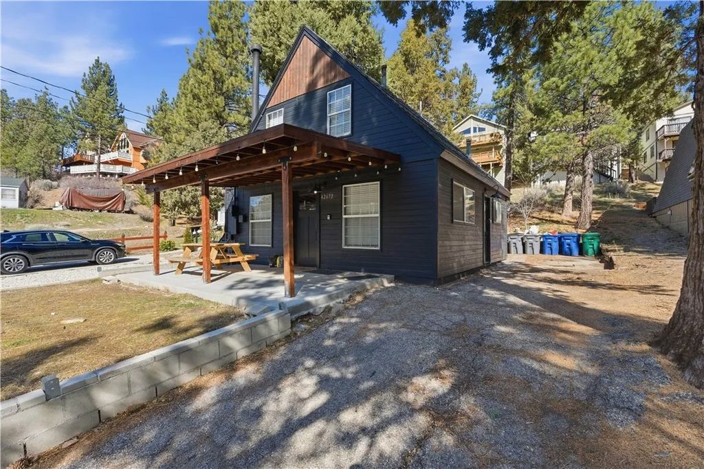 Photo of 42672 Cougar Road, Big Bear Lake, CA 92315 (MLS # HD26036369)