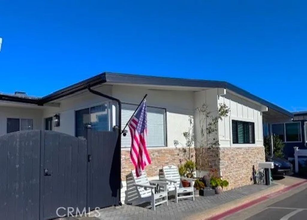 Photo of 100 Yorktown, Newport Beach, CA 92660 (MLS # NP26019007)