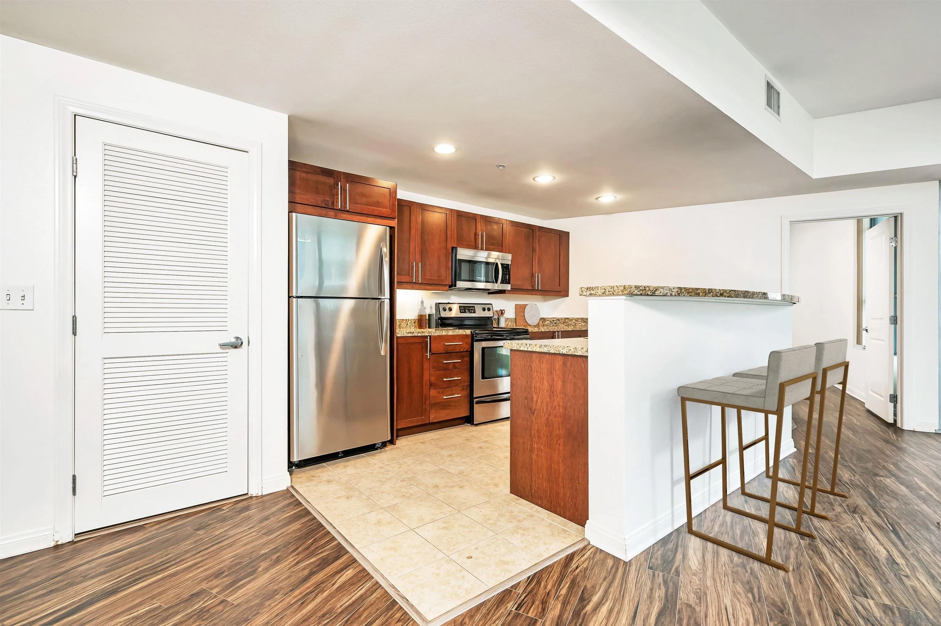 253 10th Ave 526