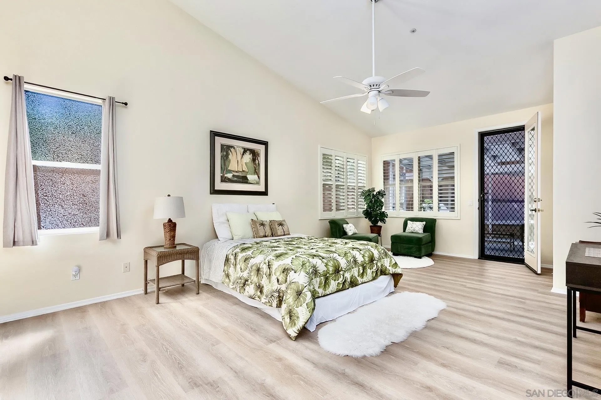 1935 Cresthaven Dr