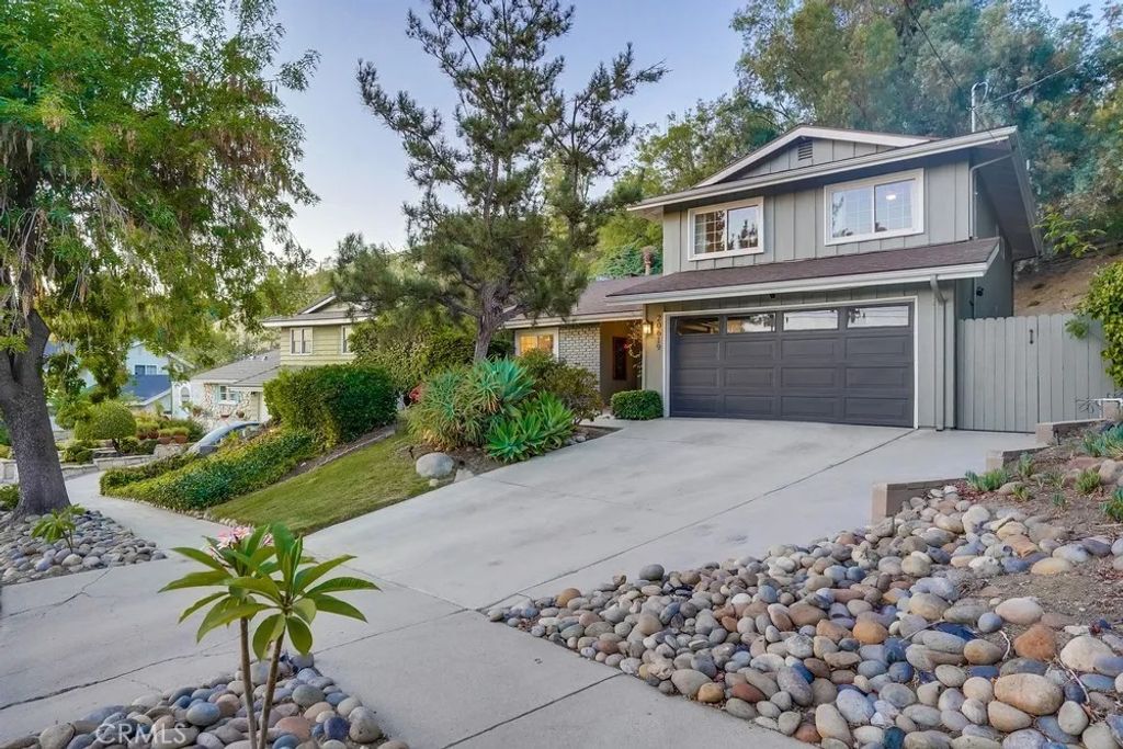 Photo of 20619 Martha Street, Woodland Hills, CA 91367 (MLS # SR26006419)