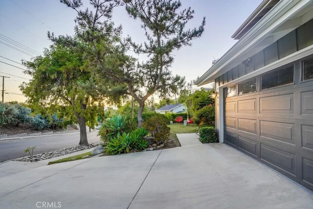 Photo of 20619 Martha Street, Woodland Hills, CA 91367 (MLS # SR26006419)