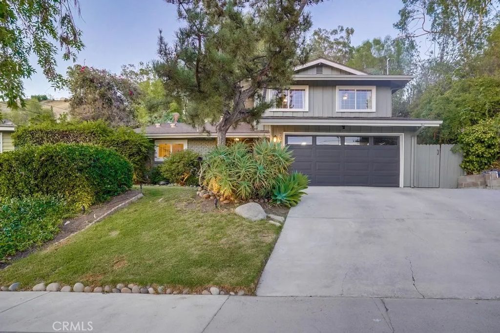 Photo of 20619 Martha Street, Woodland Hills, CA 91367 (MLS # SR26006419)