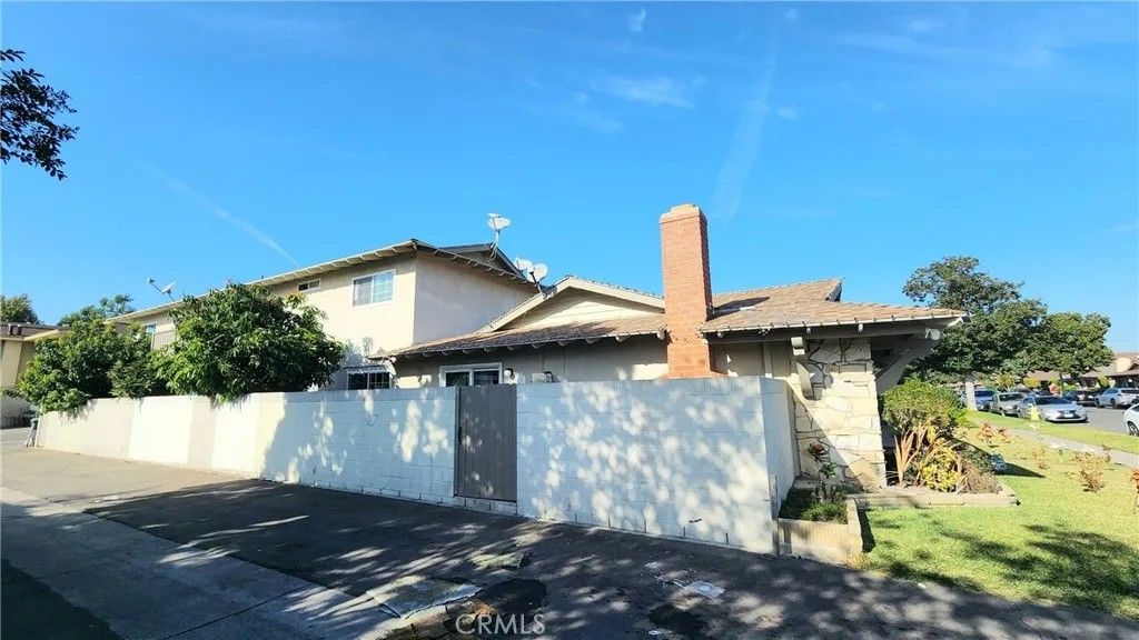 Photo of 229 S Delano St, Anaheim, CA 92804 (MLS # OC25275804)