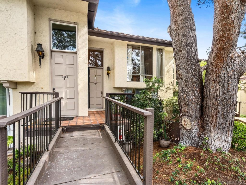 Photo of 2400 Altisma Way #B, Carlsbad, CA 92009 (MLS # 260006390)