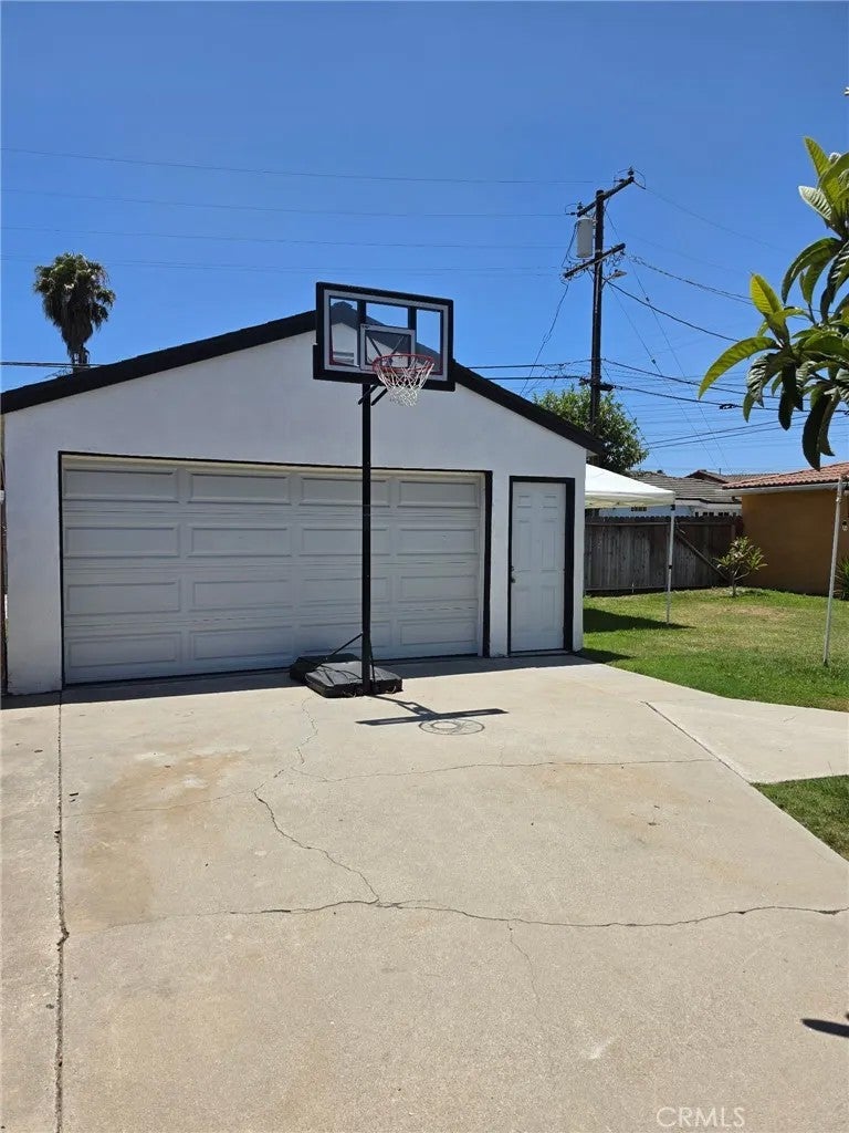 7312 Walnut Ave