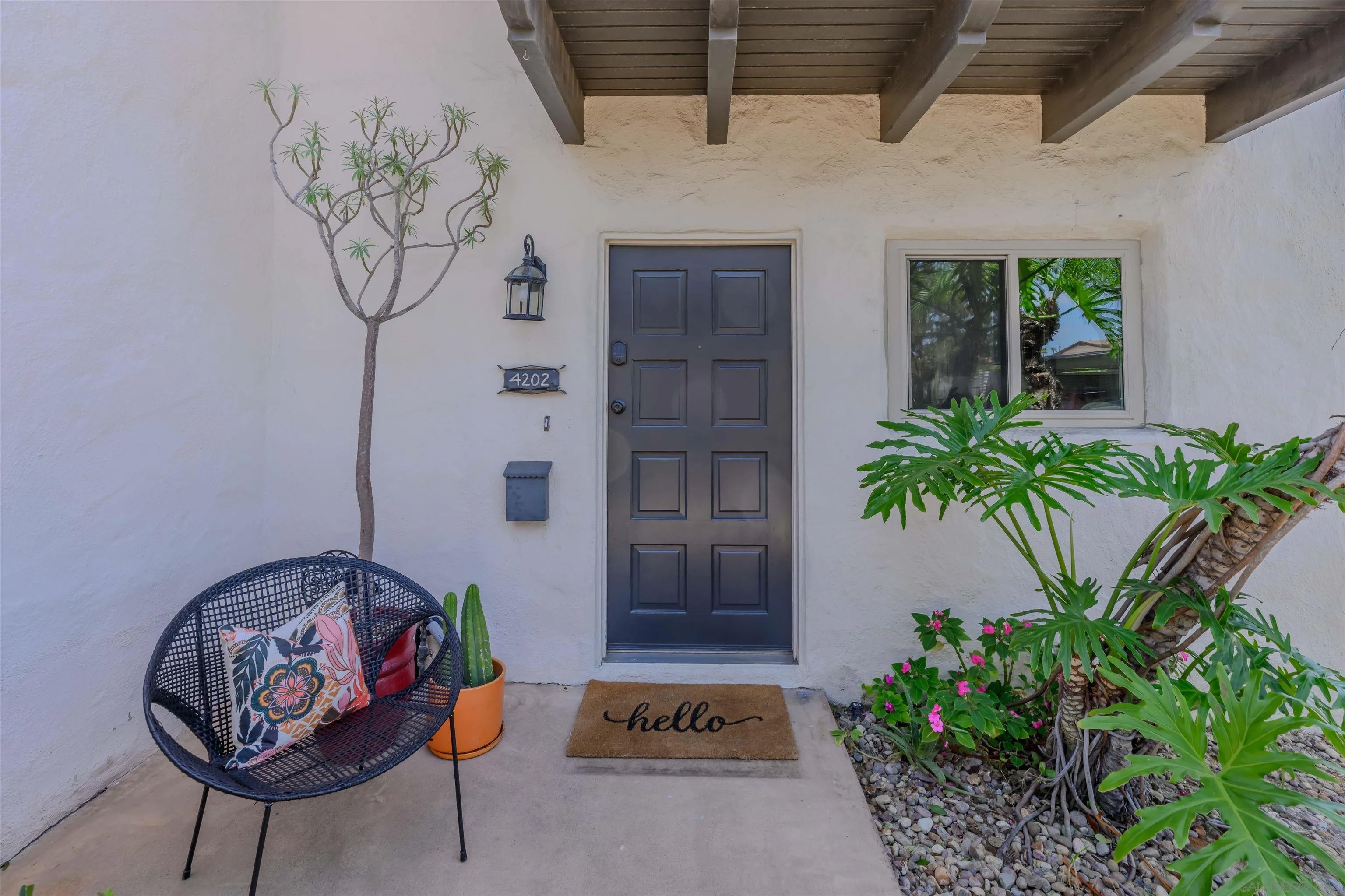 4202 Loma Riviera Ln