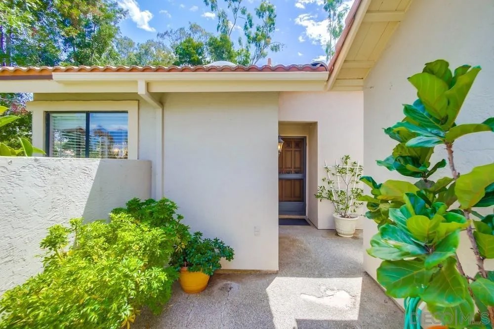17827 Avenida Alozdra