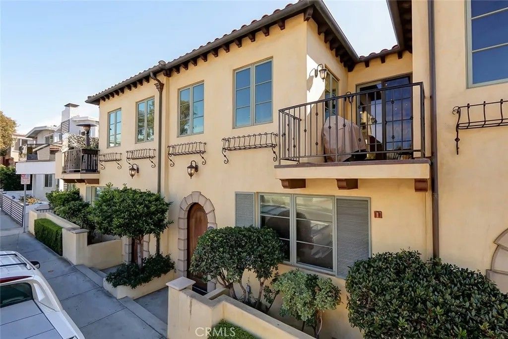 Photo of 514 Manhattan Beach Boulevard, Manhattan Beach, CA 90266 (MLS # SB26009765)