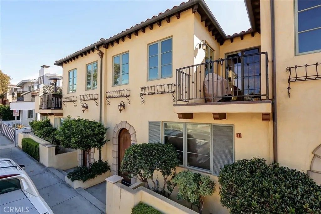 Photo of 514 Manhattan Beach Boulevard, Manhattan Beach, CA 90266 (MLS # SB26009765)