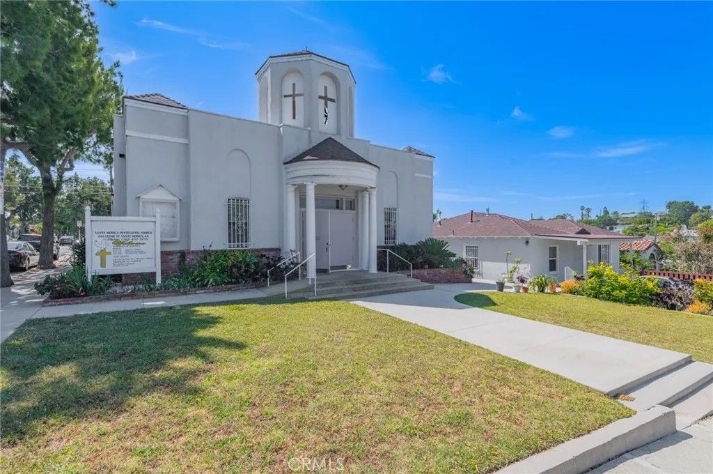 Photo of 836 Cedar Pl, Santa Monica, CA 90405 (MLS # TR26088598)