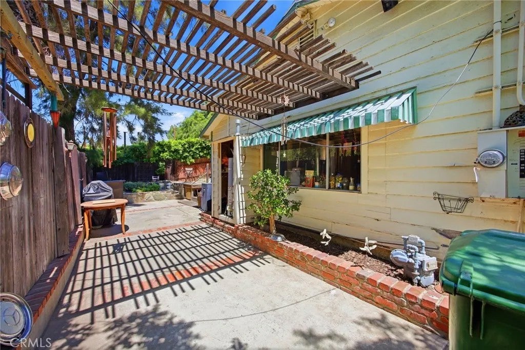 10064 Sunland Boulevard