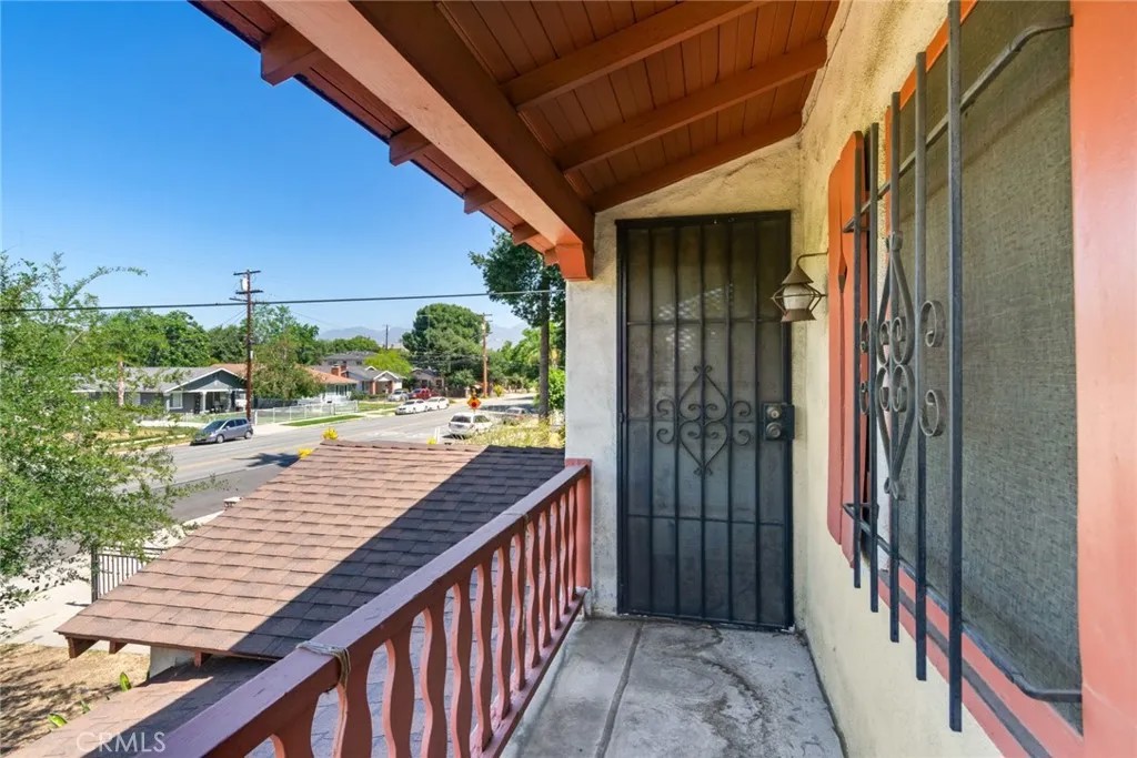 1523 N Mountain View