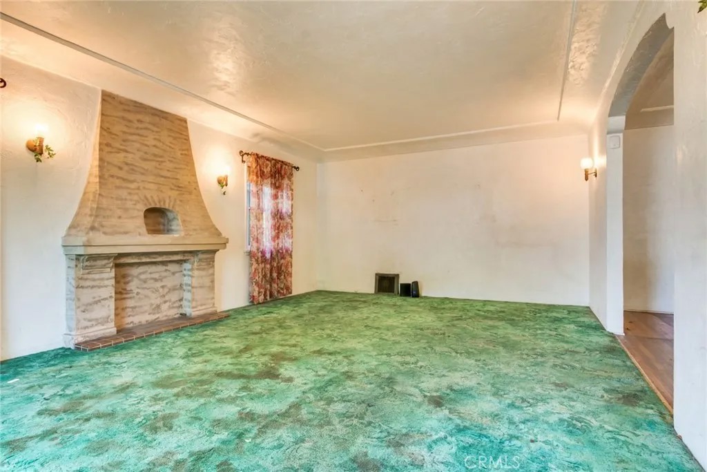 1523 N Mountain View
