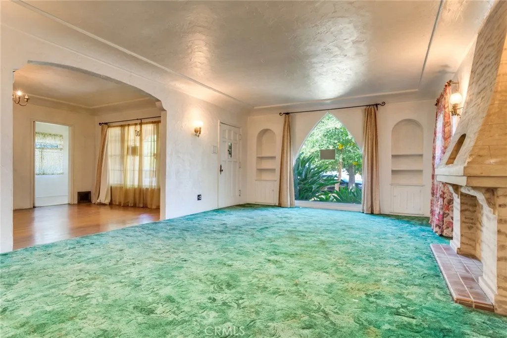 1523 N Mountain View