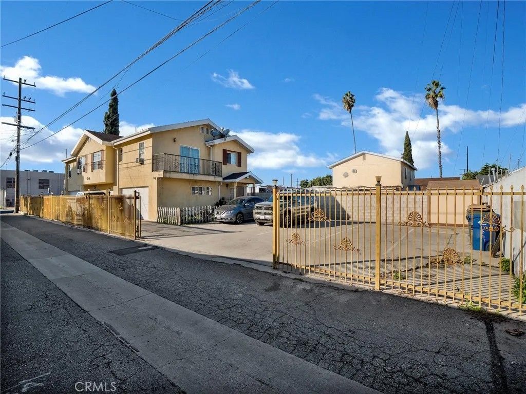 Photo of 7114 el Selinda Ave, Bell Gardens, CA 90201 (MLS # SR25273453)