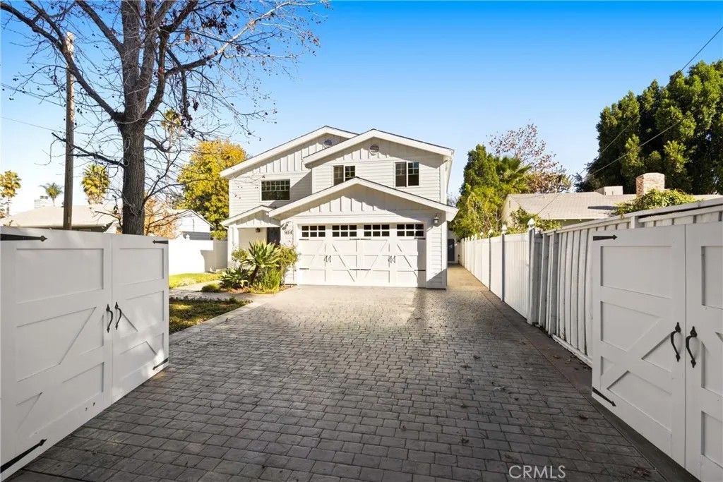 Photo of 5114 Cedros Avenue, Sherman Oaks, CA 91403 (MLS # SR26022277)