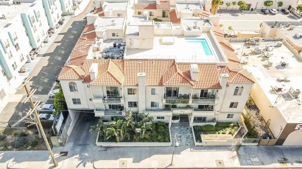 16940 Chatsworth 206