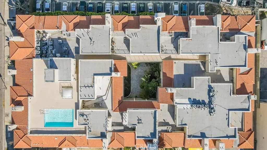 16940 Chatsworth 206