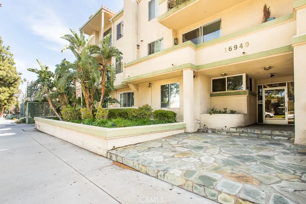 16940 Chatsworth 206