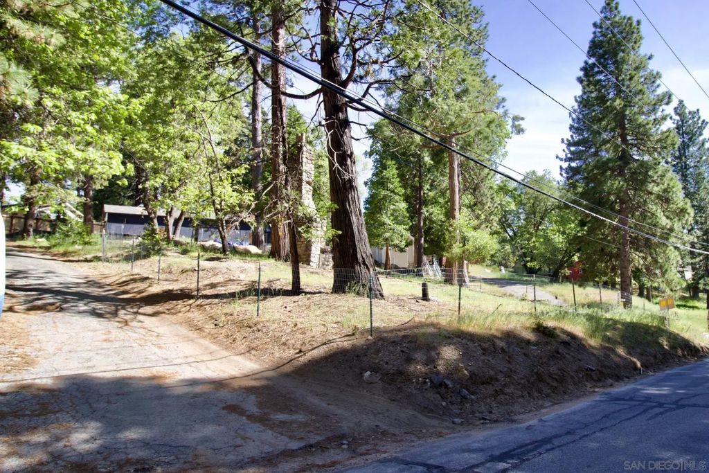 Photo of 32065 Hunsaker Way, Running Springs, CA 92382 (MLS # 2600931)