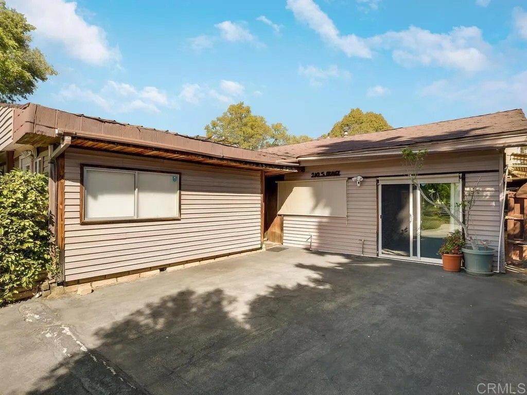 Photo of 210 S. Orange Ave, Fallbrook, CA 92028 (MLS # NDP2602581)