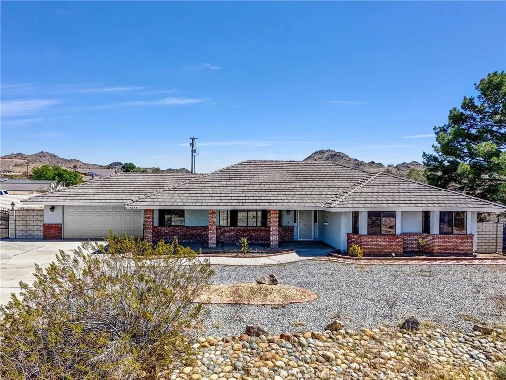 Photo of 16635 Wintun Rd, Apple Valley, CA 92307 (MLS # SR25281809)