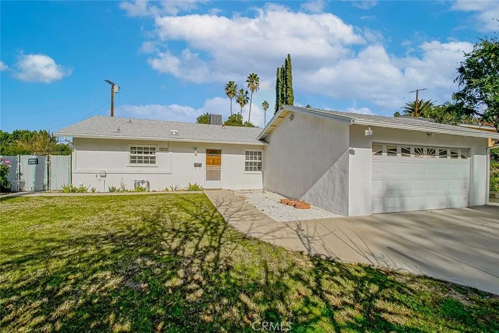 Photo of 20751 Clark Street, Woodland Hills, CA 91367 (MLS # SR25281944)