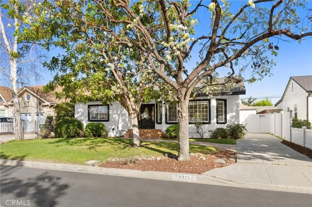 Photo of 13951 Addison, Sherman Oaks, CA 91423 (MLS # SR26025570)