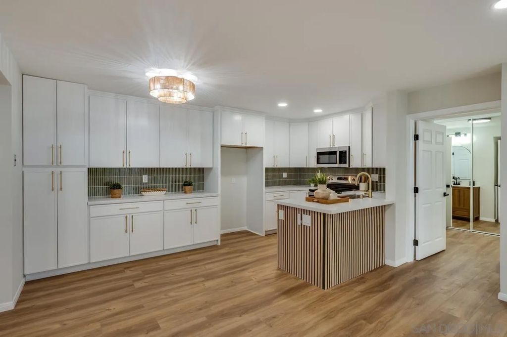 Photo of 12575 Oaks North Dr #220, San Diego, CA 92128 (MLS # 250044412)