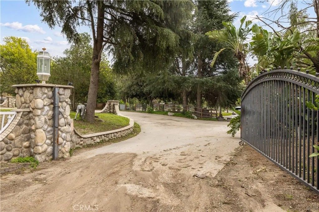 Photo of 15608 Tierra Rejada Rd, Moorpark, CA 93021 (MLS # SR25276954)