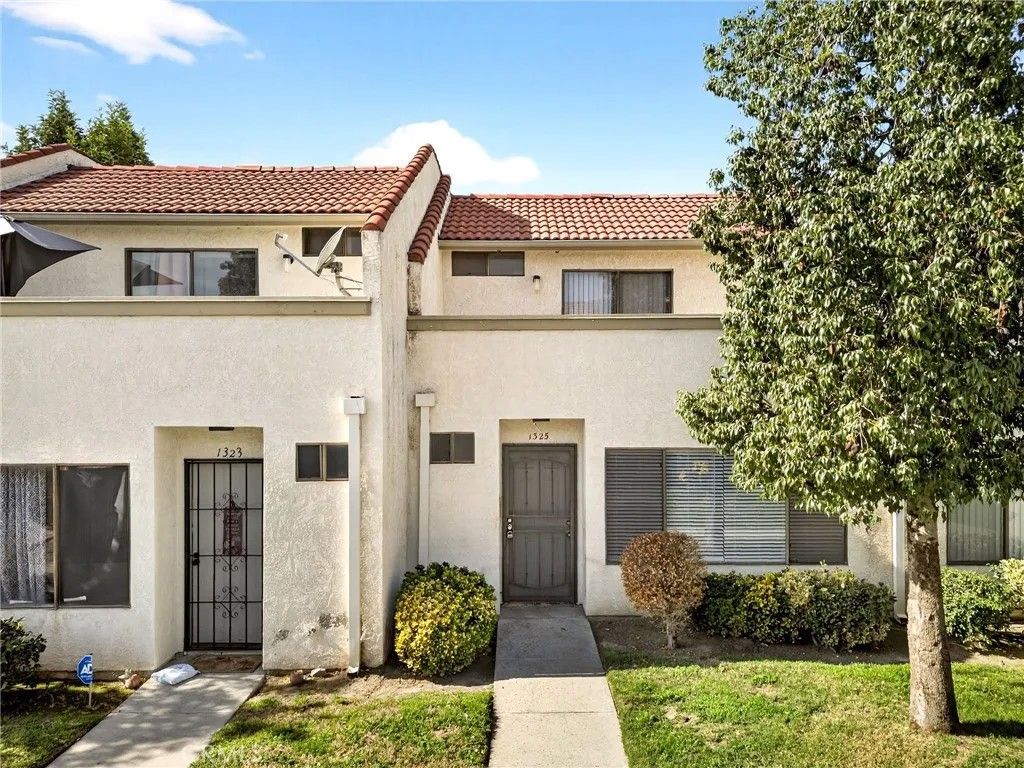 Photo of 1325 W Latham Ave, Hemet, CA 92543 (MLS # SW26017413)