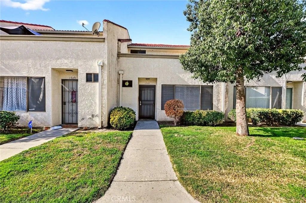 Photo of 1325 W Latham Ave, Hemet, CA 92543 (MLS # SW26017413)