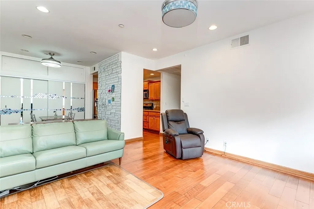 533 S St Andrews Place 104