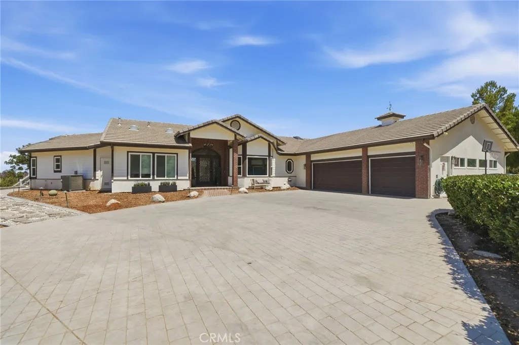 Photo of 41110 Los Ranchos Cir, Temecula, CA 92592 (MLS # IG26100404)
