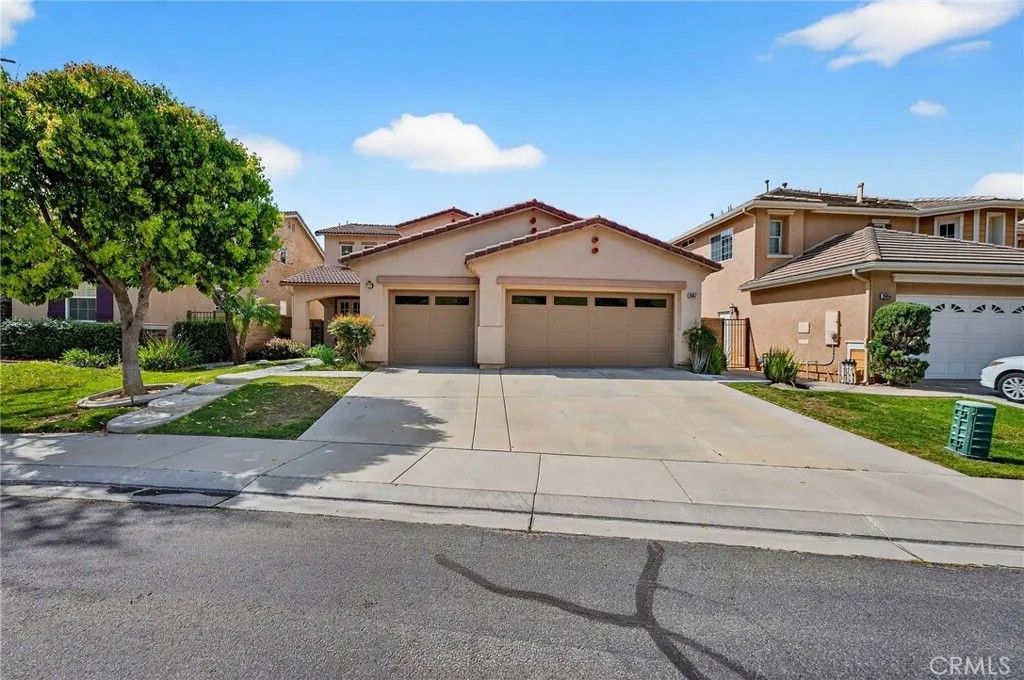 Photo of 35667 Bowervine Place, Murrieta, CA 92562 (MLS # SW26052386)