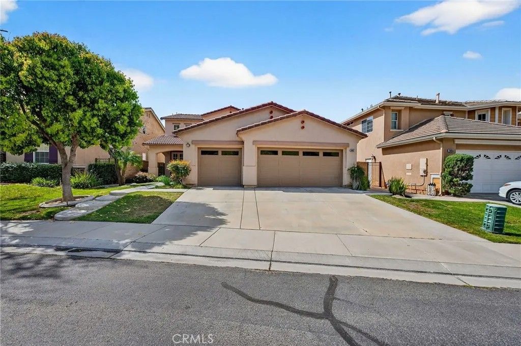 Photo of 35667 Bowervine Place, Murrieta, CA 92562 (MLS # SW26052386)