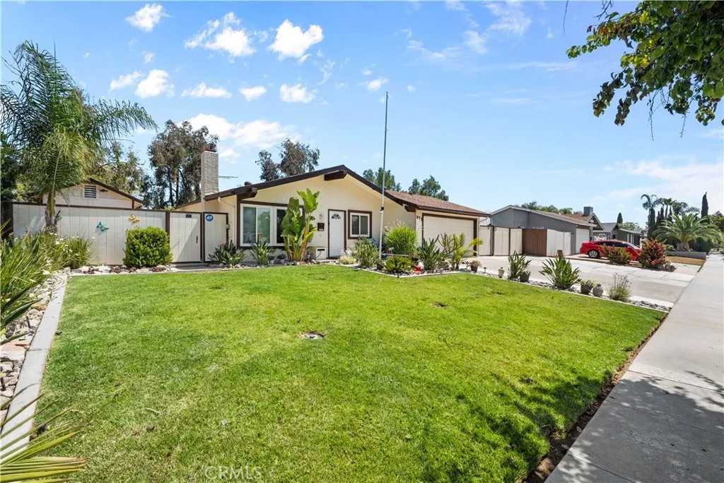 871 W Francis