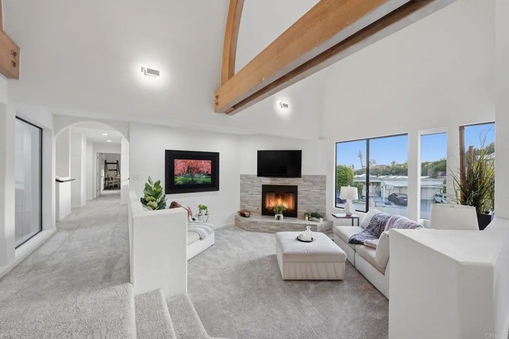 6105 Avenida Chamnez