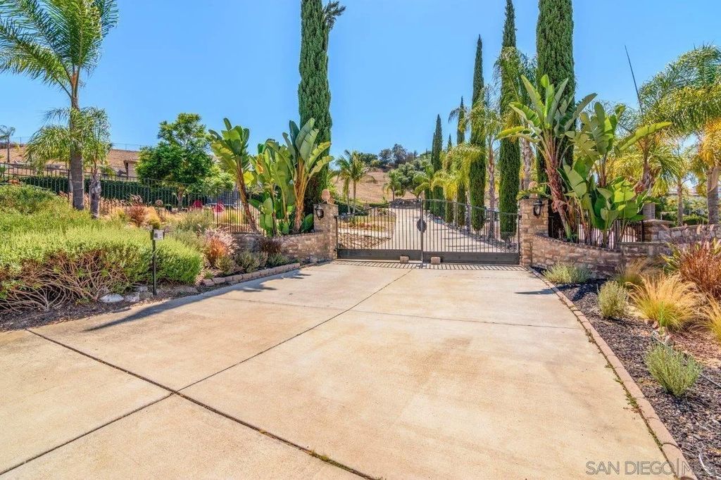 Photo of 4425 Highland Oaks St, Fallbrook, CA 92028 (MLS # 250038387)