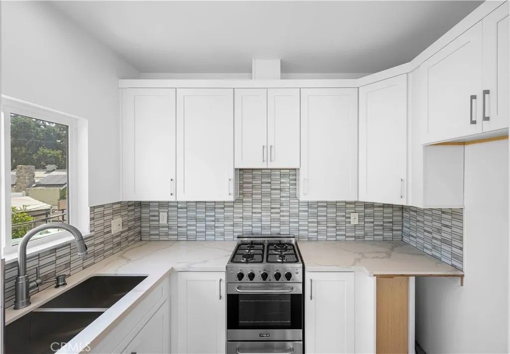 Photo of 828 E Olive Avenue, Burbank, CA 91501 (MLS # GD26027595)