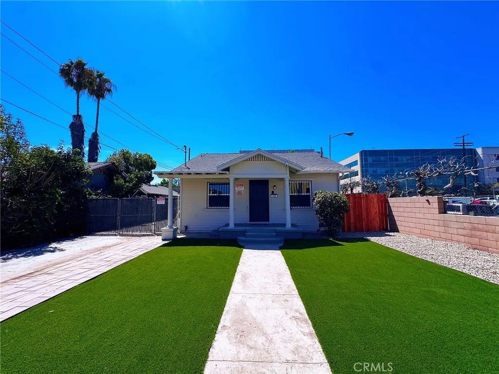 Photo of 938 W 82nd Street, Los Angeles, CA 90044 (MLS # OC26167158)