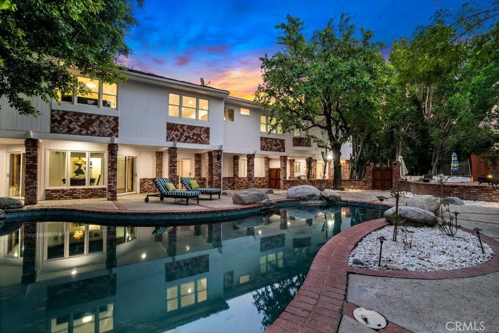 Photo of 5025 Delita Pl, Woodland Hills, CA 91364 (MLS # SR26059202)