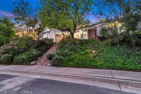 Photo of 5025 Delita Pl, Woodland Hills, CA 91364 (MLS # SR26059202)