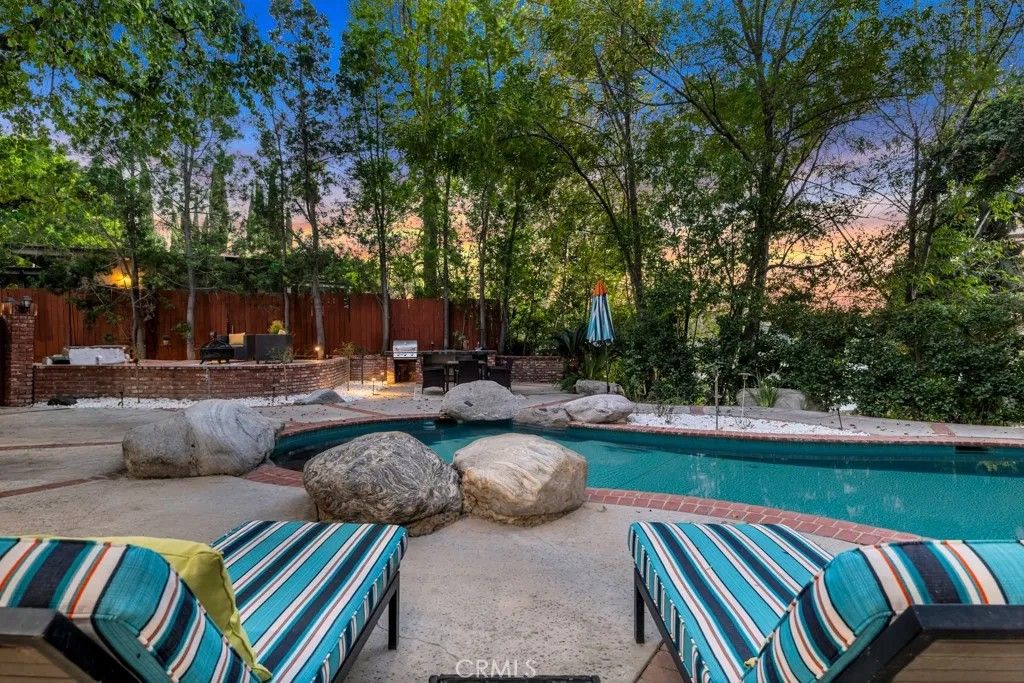 Photo of 5025 Delita Pl, Woodland Hills, CA 91364 (MLS # SR26059202)